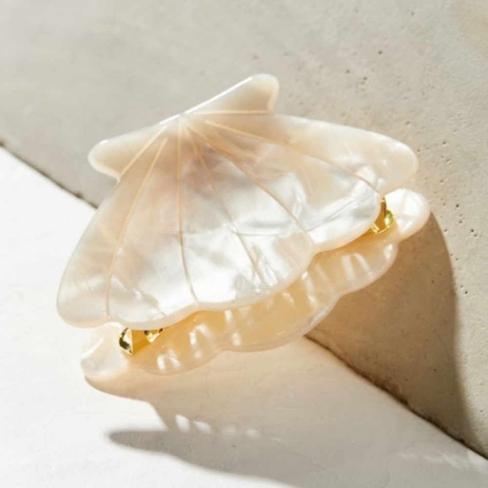 Urban Outfitters Seashell Claw Hair Clip